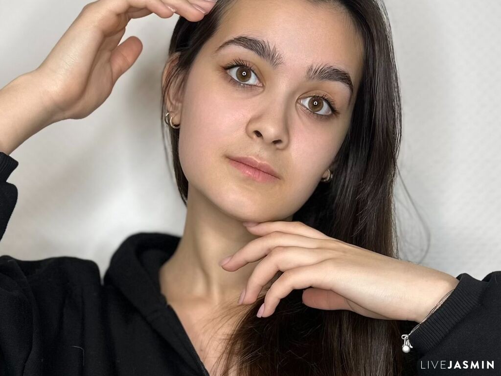 AminaCulligan live profile