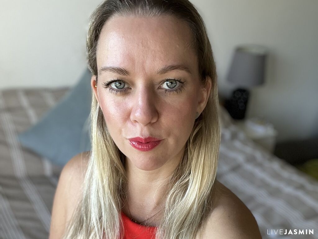 Featured live cam profile for AmindaRobin