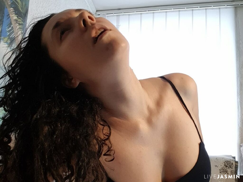 Featured live cam profile for AnaMiles