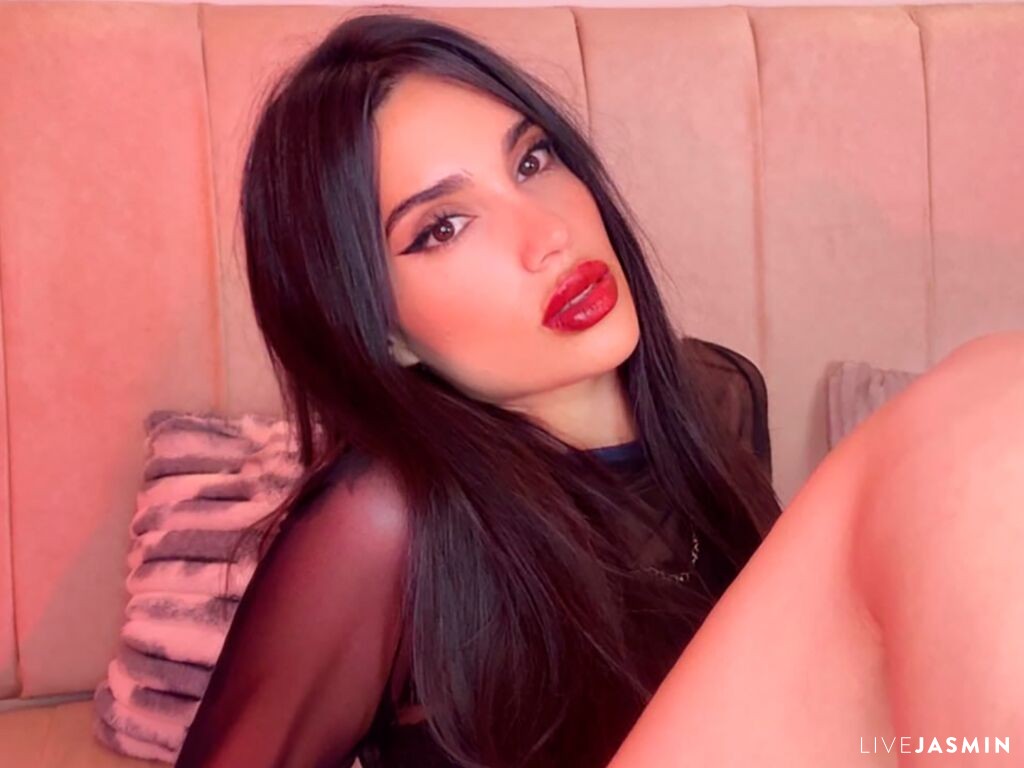Featured live cam profile for EmiliaVanRose