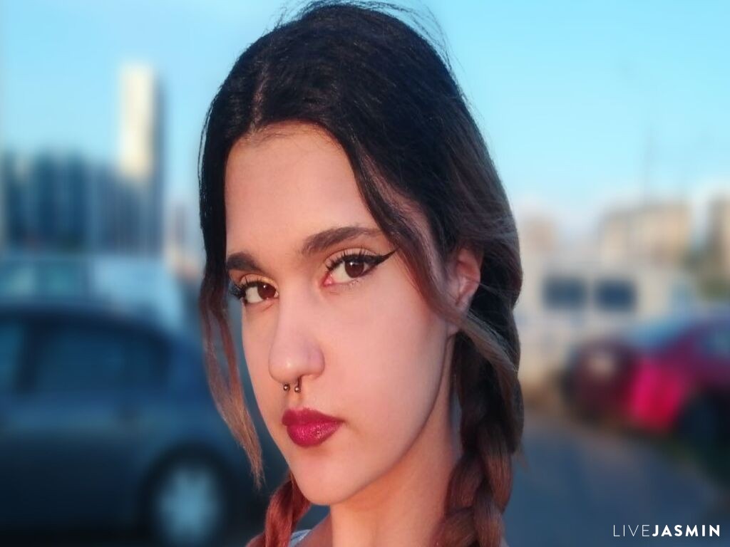 IvelisseConsuelo stream preview on BestLiveCamGirls