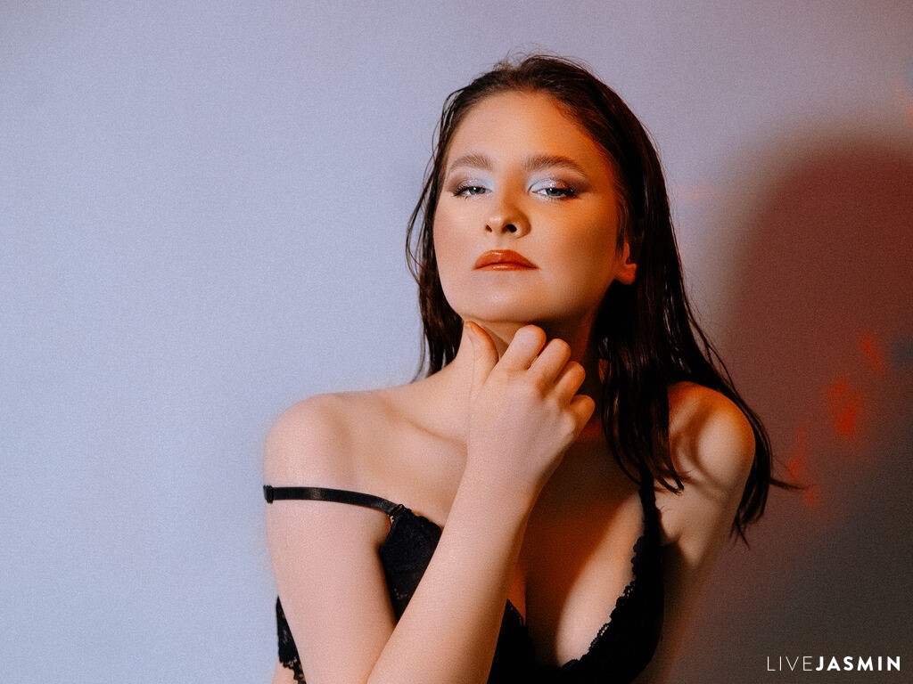 KiraClair live profile