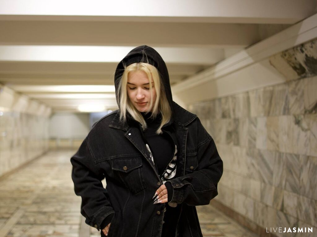 KiraHaverstick live profile photo
