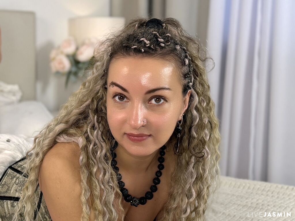 LarQueen live profile