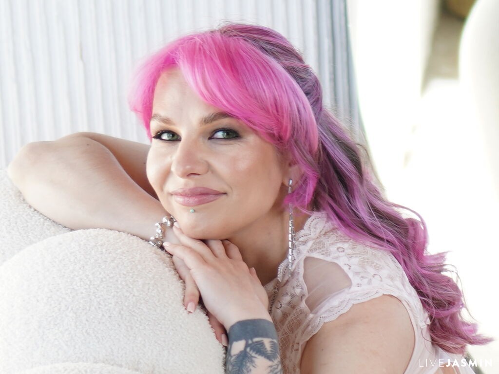 LeyaTaryn live profile