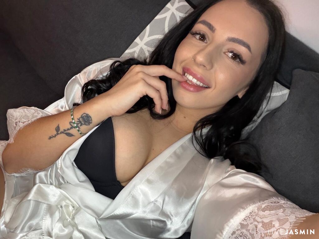 LilaWest live profile