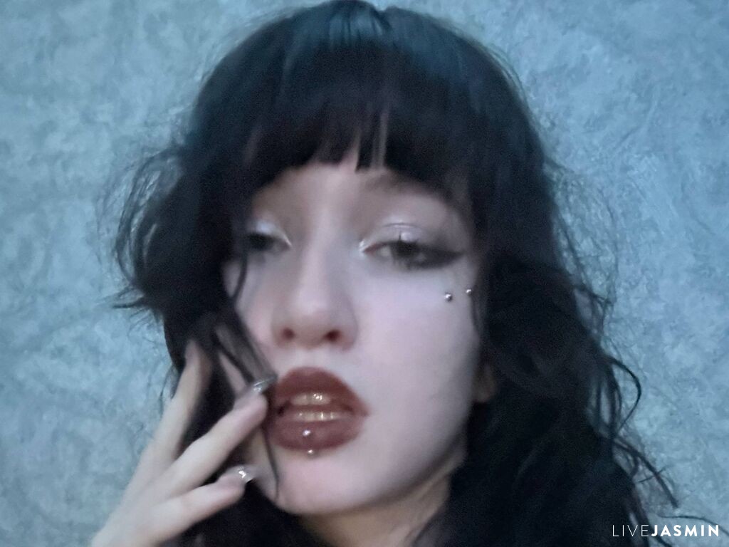 LouisePerrish live profile photo