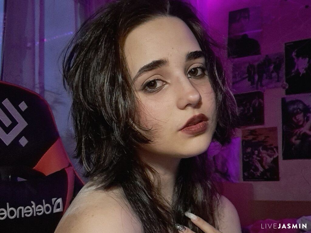 MozellLujano live profile
