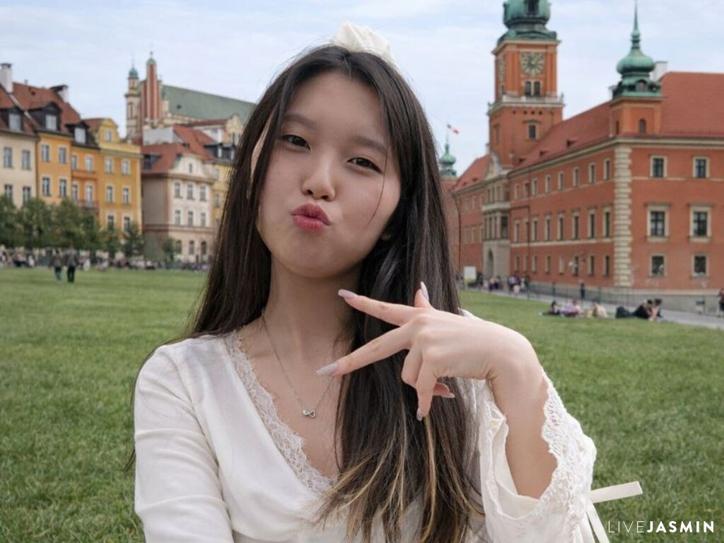 NellaBiggard live profile