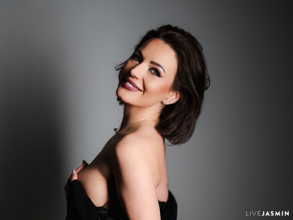 Featured live cam profile for Selena