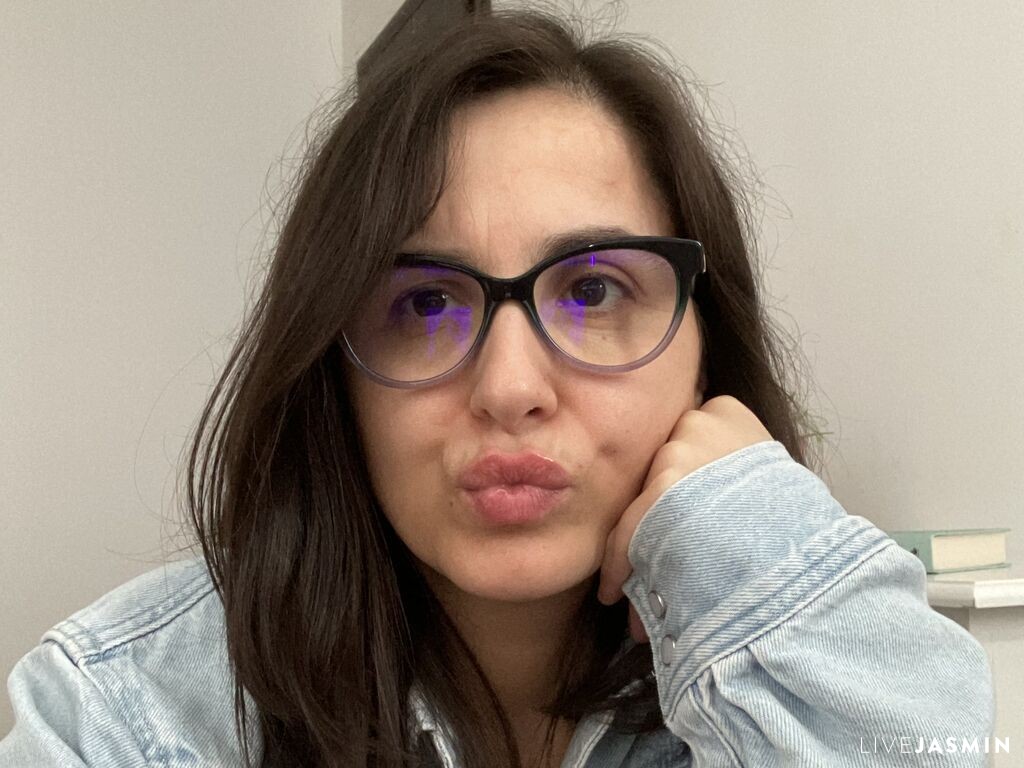 SophieLou live profile